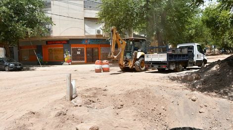 Los Andes | La obra en calle San Juan ha implicado cortes por tramos en los cuales estaba totalmente cortada la circulación y lo cual aún se sostiene en la última etapa en la que se trabaja, entre calles Morón y Brasil.