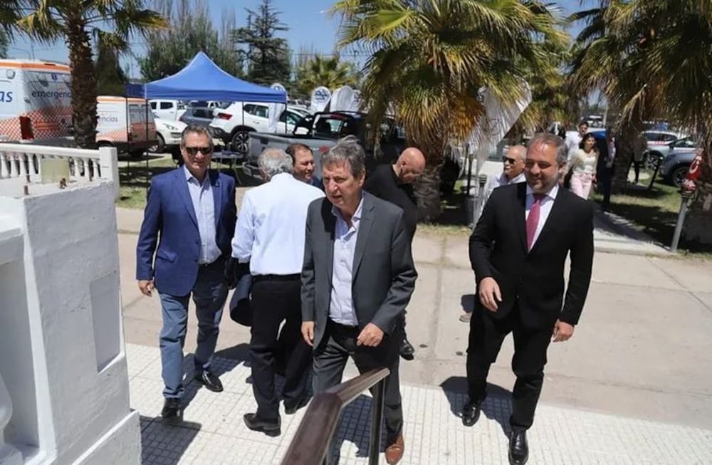 Emir Félix, Omar Félix (izquierda) y Matías Stevanato (derecha), el lunes pasado en San Rafael. Esa foto alimentó la candidatura de Stevanato a presidente del PJ. El sábado renunció argumentando la unidad y terminó acelerando la fractura. Gentileza Prensa San Rafael