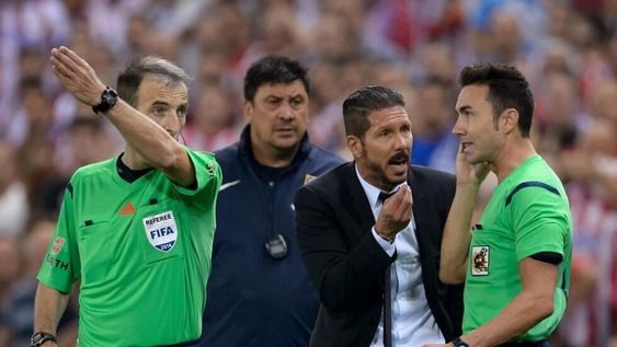 Simeone recibió ocho fechas de suspensión por pegarle al cuarto árbitro