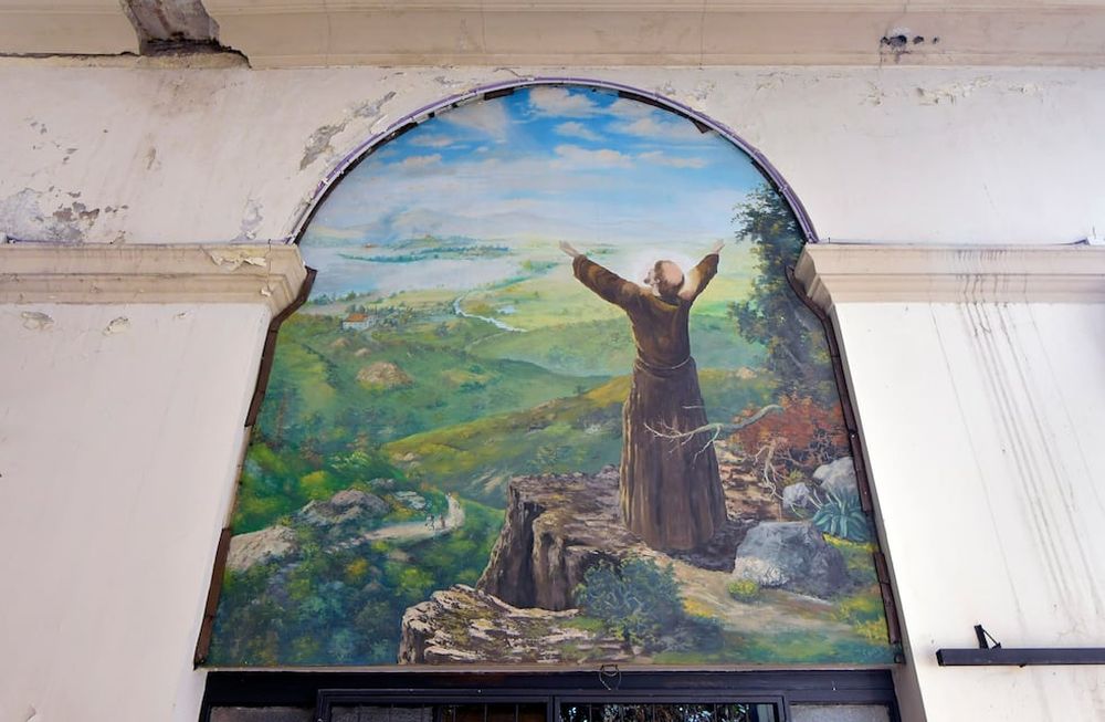 Vista de un sector del templo dañado por la humedad. | Foto: Orlando Pelichotti / Los Andes