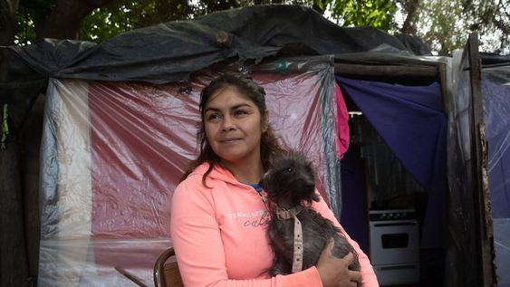 Yésica Marcos (35) fue multicampeona mundial de boxeo en la categoría supergallo. Pasó de llenar estadios y conocer la gloria del boxeo a no tener casi nada. Vive en una casa de nylon, palos y chapa que ella misma construyó en San Martín. Foto: Ignacio Blanco / Los Andes.