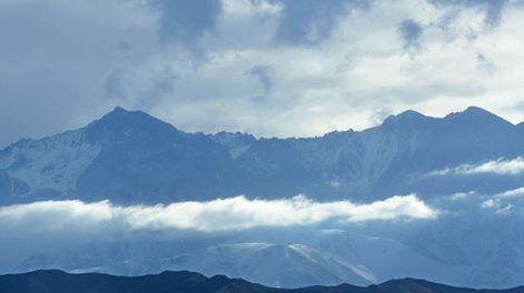 Los Andes | La montaña mendocina en una postal natural que muestra los colores de la bandera del país al que pertenece: la Argentina.