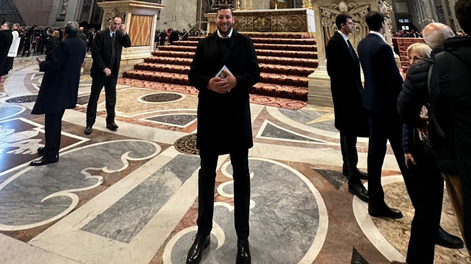 Es mendocino, leyó en tres misas en el Vaticano frente al Papa Francisco e hizo 4 horas de fila para despedirlo. | Foto: Gentileza