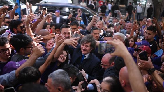 El informe de Sociolítica advierte un clima de incertidumbre laboral con predominio de percepciones negativas. Sin embargo, el voto oficialista se sostiene en sectores de mayores ingresos y en el optimismo relativo hacia el futuro.
