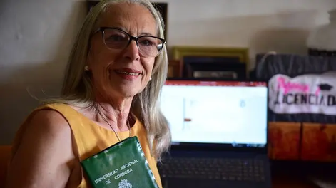 La alegría de recibir un título a los 65