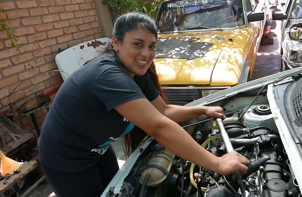 Mujer mecánica: la mendocina que encontró su pasión entre motores y ruedas