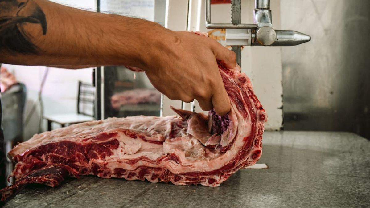 Municipios que pagan los sueldos con vales: el impacto de la inflación y el aumento la carne vacuna