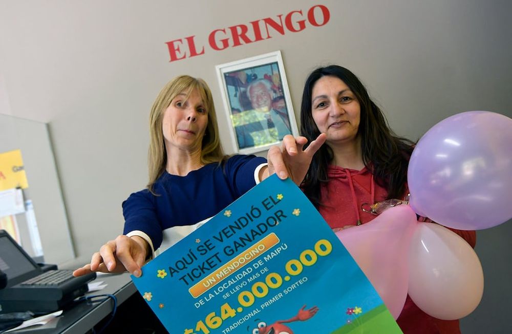 Norma Gelardi y Vanesa Buenanueva, de la Agencia 045 El Gringo, de Maipú, celebran la venta del ticket ganador. Orlando Pelichotti / Los Andes