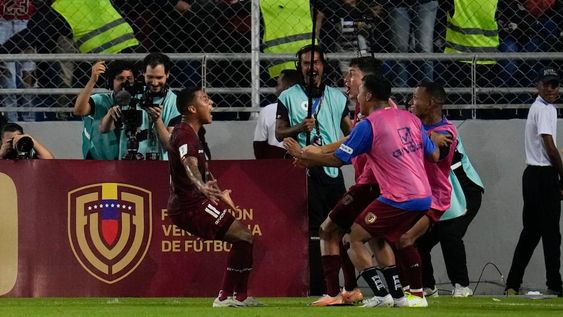 Darwin Machis (izquierda) festeja con sus compañeros de la selección de Venezuela tras anotar ante Chile. / Gentileza.