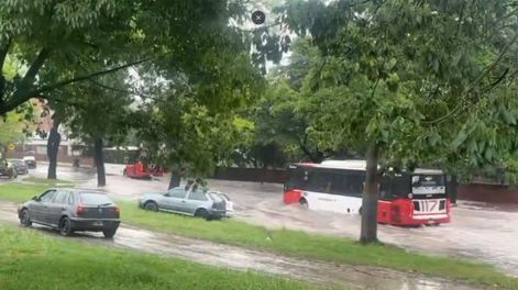 El fuerte temporal de la madrugada del sábado en el AMBA dejó inundaciones, cortes de luz y más de 100 milímetros de lluvia acumulada en varias localidades.   El fuerte temporal de la madrugada del sábado en el AMBA dejó inundaciones, cortes de luz y más de 100 milímetros de lluvia acumulada en varias localidades.