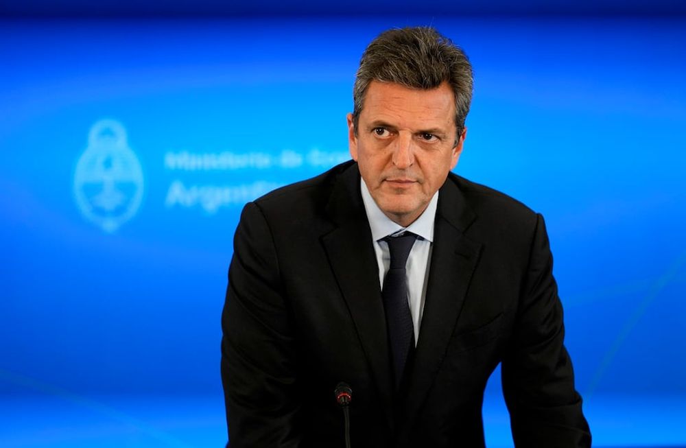 ARCHIVO - El ministro de Economía argentino Sergio Massa llega a una conferencia de prensa en Buenos Aires, Argentina, el 3 de agosto de 2022. Massa es uno de los precandidatos presidenciales para las elecciones de octubre. (AP Foto/Natacha Pisarenko, Archivo)