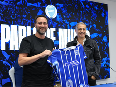 El flamante entrenador del Tomba junto al presidente de la institución, José Manzur.