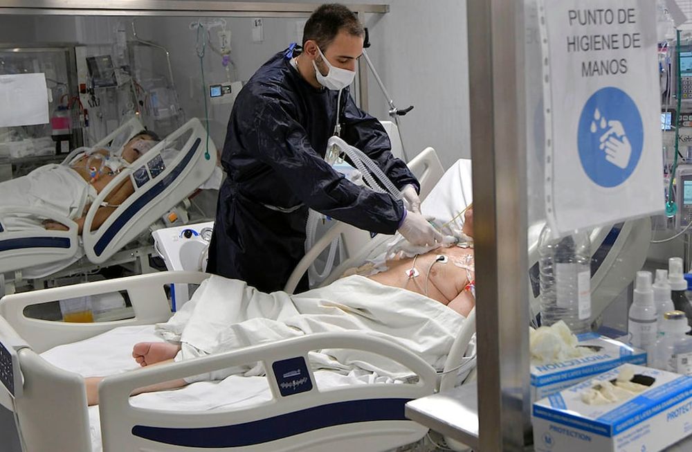 Hospital Central hoy.La curva epidemiológica del COVID-19 en Mendoza y la de los fallecidos, bajaron considerablemente en las últimas semanas.Una recorrida visual por la Guardia y Unidad de Terapia Intensiva, del Hospital Central. Kinesiólogo Exequiel MartínezFoto: Orlando Pelichotti