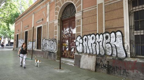 Los Andes | Ahora cubierto de grafitis, el abandonado sector lucirá remozado en algunos meses. | Foto: José Gutiérrez / Los Andes