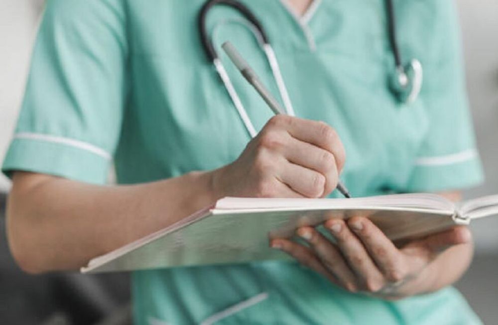 Taylor trabajó 16 horas en una guardia, cuando llegó a su casa encontró a su novio en la cama con otra. Lejos de pelear, y por el agotamiento de la jornada, los echó para poder dormir.