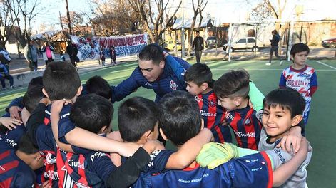 Los Andes | El profe de fútbol Diego Medina se entusiasma con conseguir un par de botines para cada uno de los chicos que juegan en la escuela de fútbol infantil El Ciclón (Bermejo). Es una de las tantas movidas solidarias para celebrar el Día de la Niñez. Foto: José