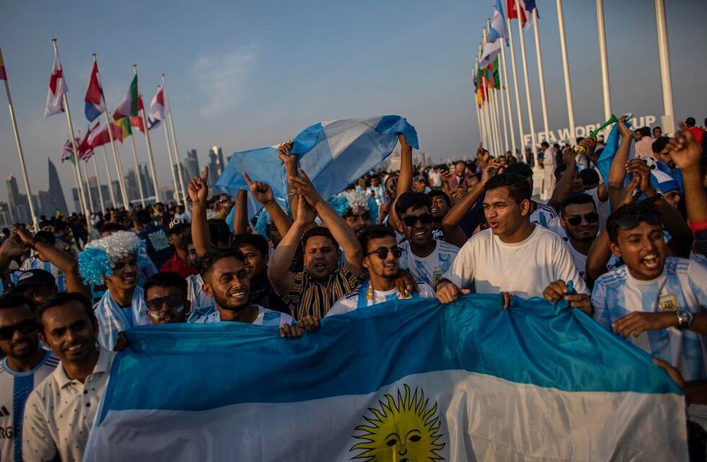 Fanáticos de todo el mundo llegan a Qatar para la Copa del Mundo 2022. Foto: EFE