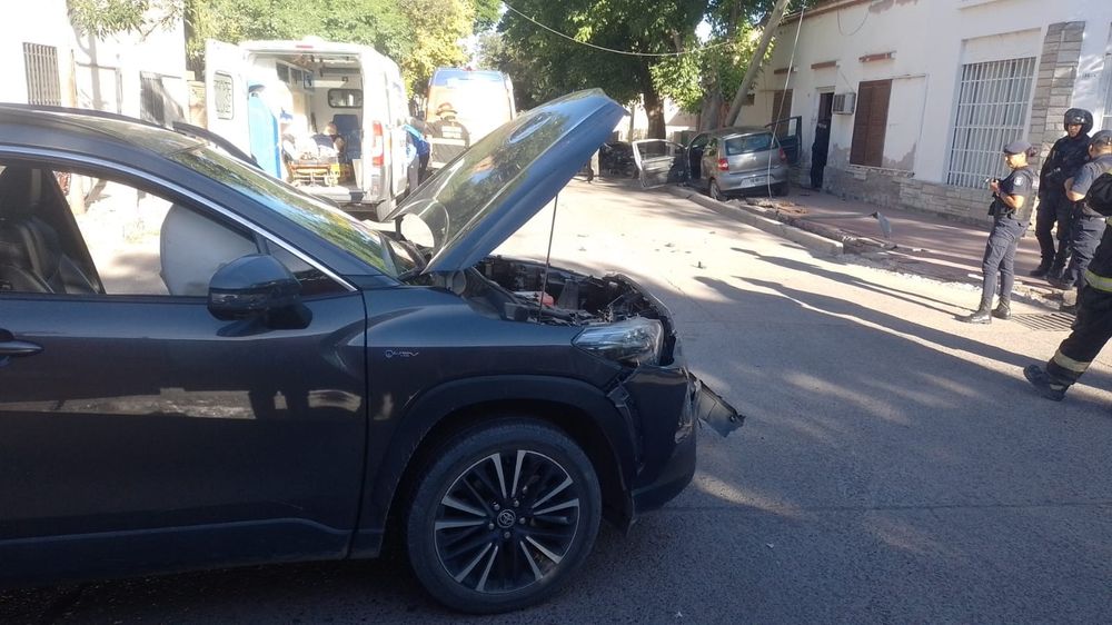 Un choque entre dos autos en la ciudad de San Martín dejó un hombre de Neuquén con traumatismos graves y varios lesionados.