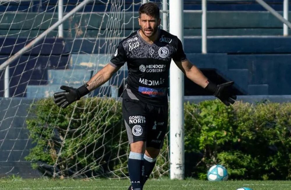 El arquero de Independiente Rivadavia, Cristian Aracena sufrió un desgarro y estará casi un mes afuera de las canchas. / Los Andes.