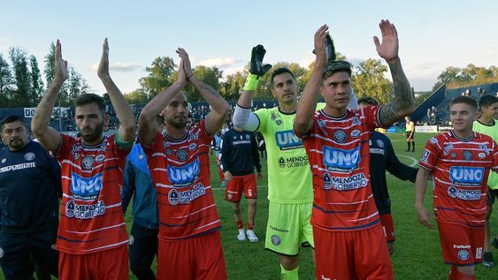 Independiente Rivadavia logró un triunfo vital ante Alvarado por 1-0, en un partido correspondiente a la fecha 35 del torneo de Primera Nacional. Con estos tres puntos en el bolsillo, la Lepra dio un paso gigante hacia el Reducido por el segundo ascenso a la Liga Profesional. Foto: Orlando Pelichotti/ Los Andes