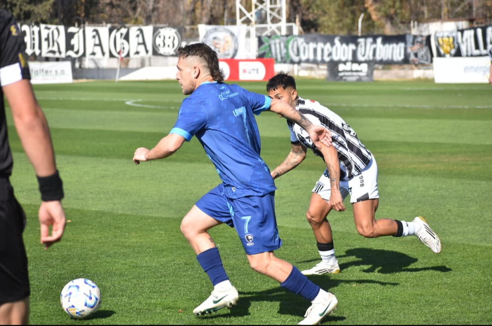 Fernando Brandán en la primera clara que tuvo facturó y puso el 1 a 0 para el Gasolero. 