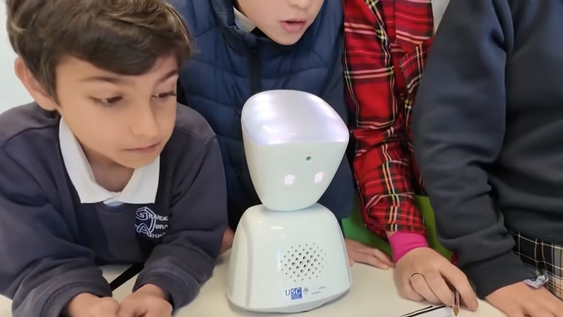 Una enfermedad le impide ir a la escuela y lo hace a través de un pequeño robot.