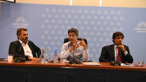 Los Andes | El diputado Luciano Laspina (centro) y el exministro Hernán Lacunza (derecha) criticaron el anuncio de Sergio Massa (Archivo)