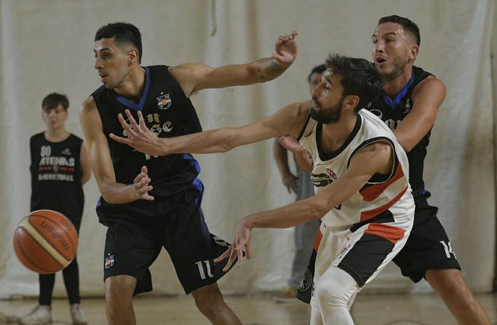 Chico Lavezzari fue fundamental en el Apache. Sumó un doble dígito en puntos y asistencias. En la imagen, con la doble marca de Rodrigo Funes y Facundo Rubia. Foto: Orlando Pelichotti (Los Andes).