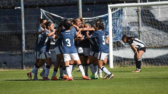 Futbol femenino, Independiente Rivadavia vs. Gimnasia y Esgrima de Mendoza en el estadio Bautista Gargantini.Festejos del gol  de Independiente Rivadavia.