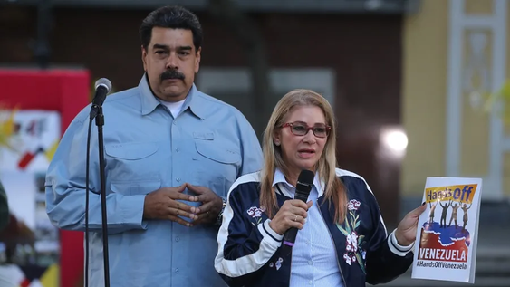 El dictador Nicolás Maduro junto a su esposa Celia Flores.