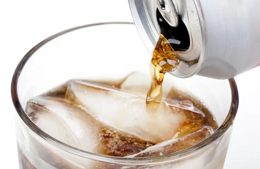 Prácticamente todas las bebidas llamadas dietéticas por no contener azúcar, así como casi todos los productos alimenticios englobados bajo esta consigna, contienen aspartamo para endulzar.