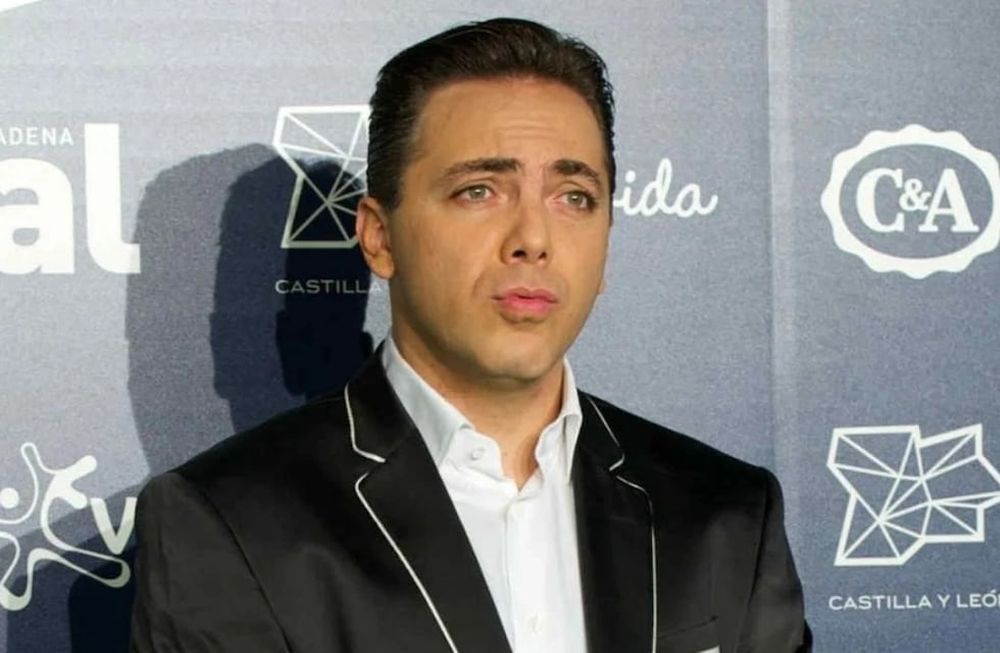 ¡Cristian Castro sigue tomando leche en mamadera!