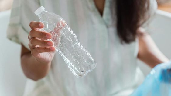 Reciclá las botellas de plástico y armá un bolso para la playa.