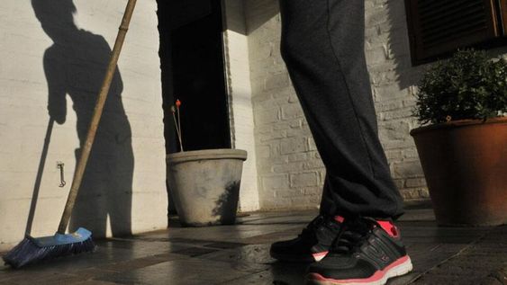 Definen aumento para domésticas, niñeras y cuidadoras de ancianos: ¿a cuánto se iría su sueldo?