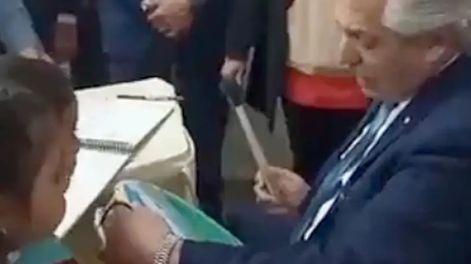 El primer mandatario de la Argentina otra vez ha vuelto a ser viral en las redes sociales por sus habilidades en el canto. Foto: Web