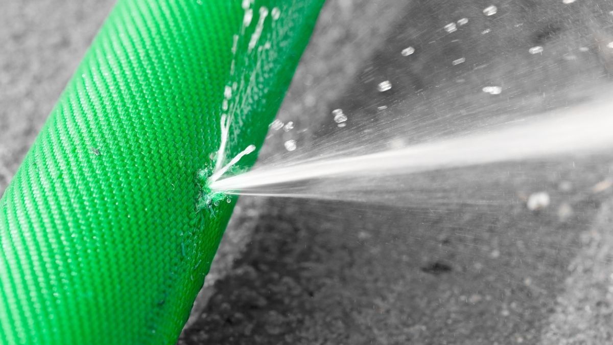 No tires la manguera pinchada, tenés un tesoro en casa: la mejor forma de reutilizarla