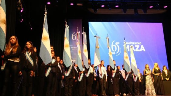 ¡asi se vivio la velada de gala y el acto de cambio de abanderados y escoltas de la universidad maza!