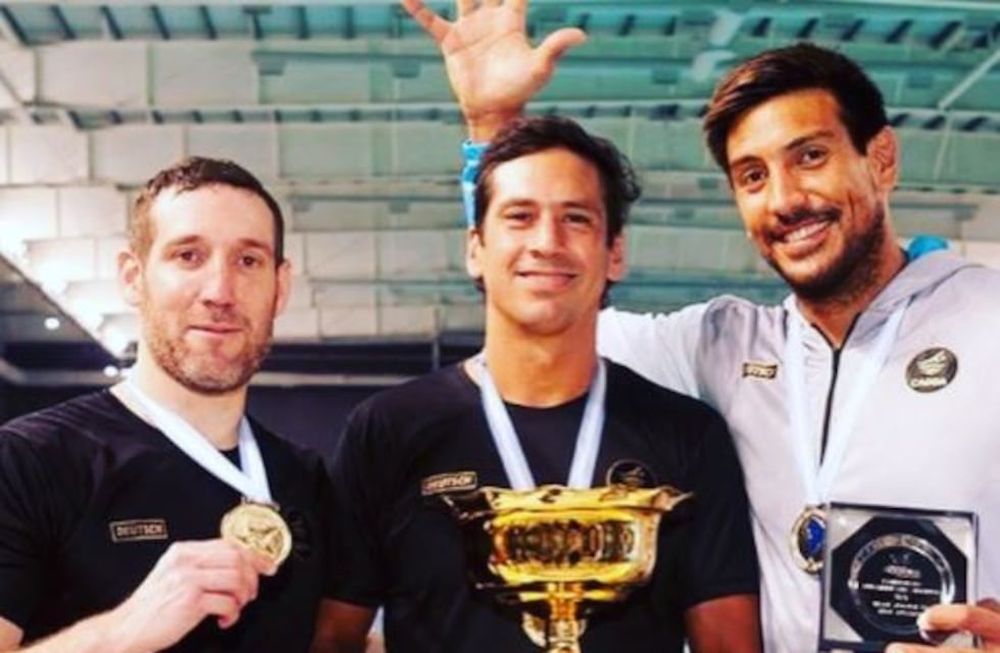 Juan Pablo Montané (centro) con la copa de Campeón Sudamericano de waterpolo. /Gentileza