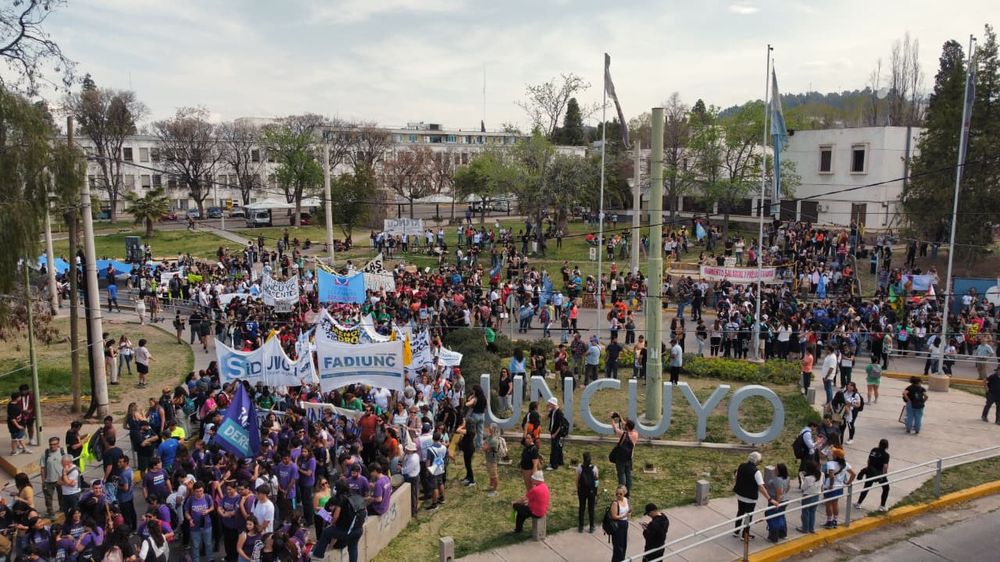 Concentración en la UNCuyo para marchar contra el veto de Milei al financiamiento universitario