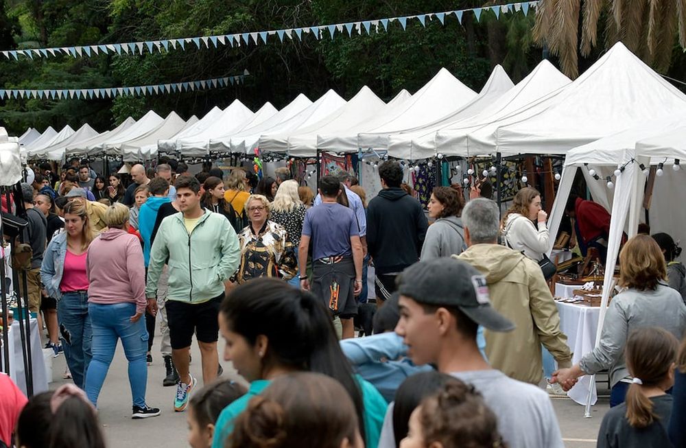 Parcialmente nublado con descenso de la temperatura, vientos leves del este. Lloviznas en la mañana.Parque General San Martín Foto: Orlando Pelichotti