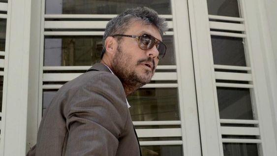 Tinelli pidió unos días más antes de su remoción de la presidencia de la LPF. Igualmente se reúnen todos los dirigentes, él incluido, en la AFA. .