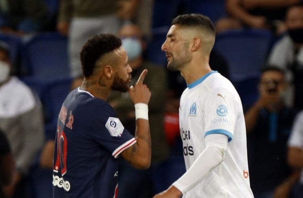 En el último clásico del fútbol francés, Neymar del PSG, se peleó con González del Olimpique tras un insulto racista aparentemente. / Gentileza.