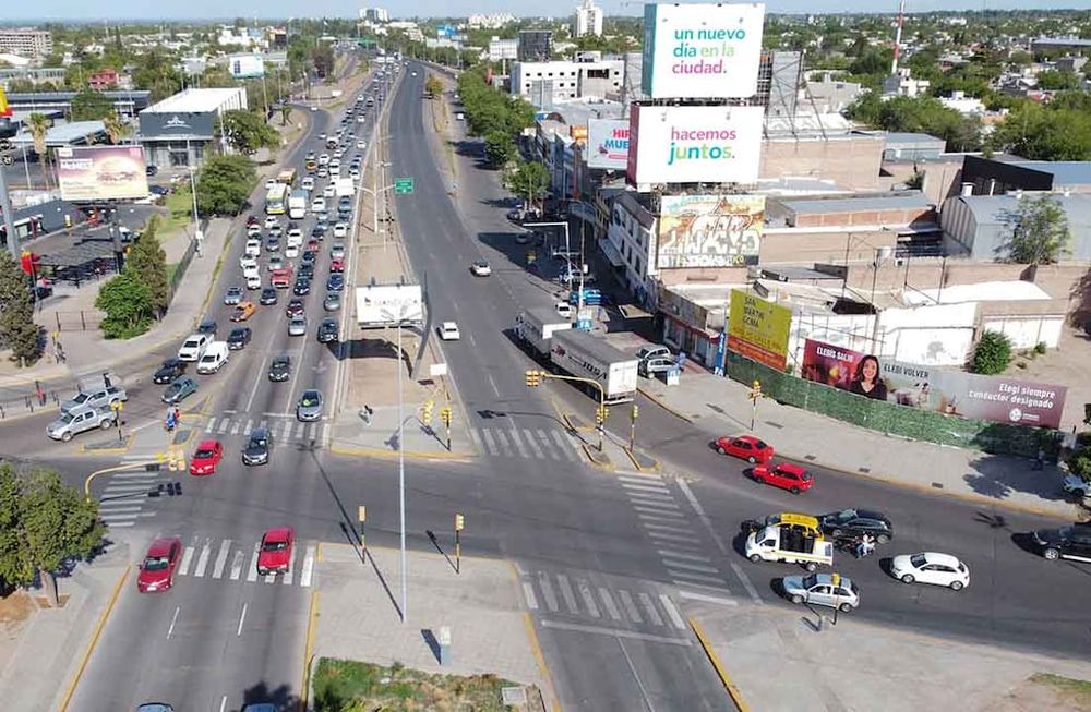 Calles y accesos principales para solucionar problemas de tránsito en la ciudad de Mendoza.Nudo vial en el ingreso a la Ciudad.Foto: José Gutierrez / Los Andes