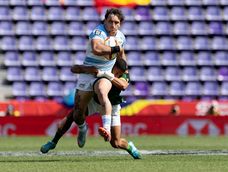 Luciano González lleva la guinda en uno de los ataques de Argentina ante Sudáfrica en el último torneo de seven disputado en Valladolid