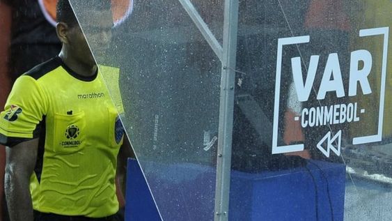 El VAR fue protagonista en el partido de Racing y Flamengo. / Gentileza.
