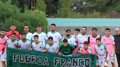 Los Andes | El equipo del Club Barrancas con una bandera en apoyo a Franco Lizardo, uno de sus jugadores que sufrió la amputación de sus piernas al caer en una máquina moledora de uva.
