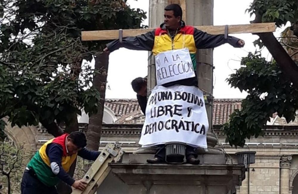 Bolivia: un diputado se crucificó en público