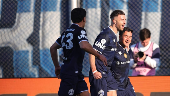 El festejo de Independiente Rivadavia tras el gol de Luciano Gómez. Leonel Bucca abraza al defensor luego de convertir el penal que le dio el triunfo a la Lepra ante Tigre.