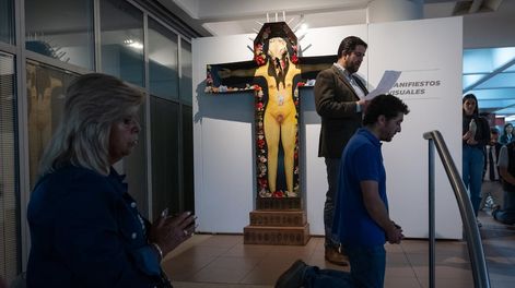 Los Andes | Un grupo de unas 60 personas ingresó al rectorado de la UNCuyo para protestar por la muestra de obras de arte 8M - Manifiestas Visuales que habían sido cuestionadas por la iglesia, luego de rezar comenzaron a romper las obras que estaban expuestas en conm