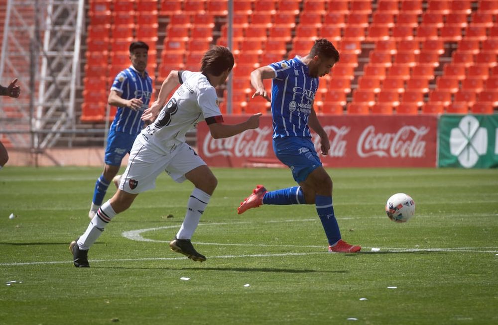 El último fue empate. Martín Ojeda, el as de espadas tombino, convirtió doblete. Mañana jugaría en el puesto de Ezequiel Bullaude, detrás del uruguayo Rodríguez. Foto Ignacio Blanco / Los Andes.